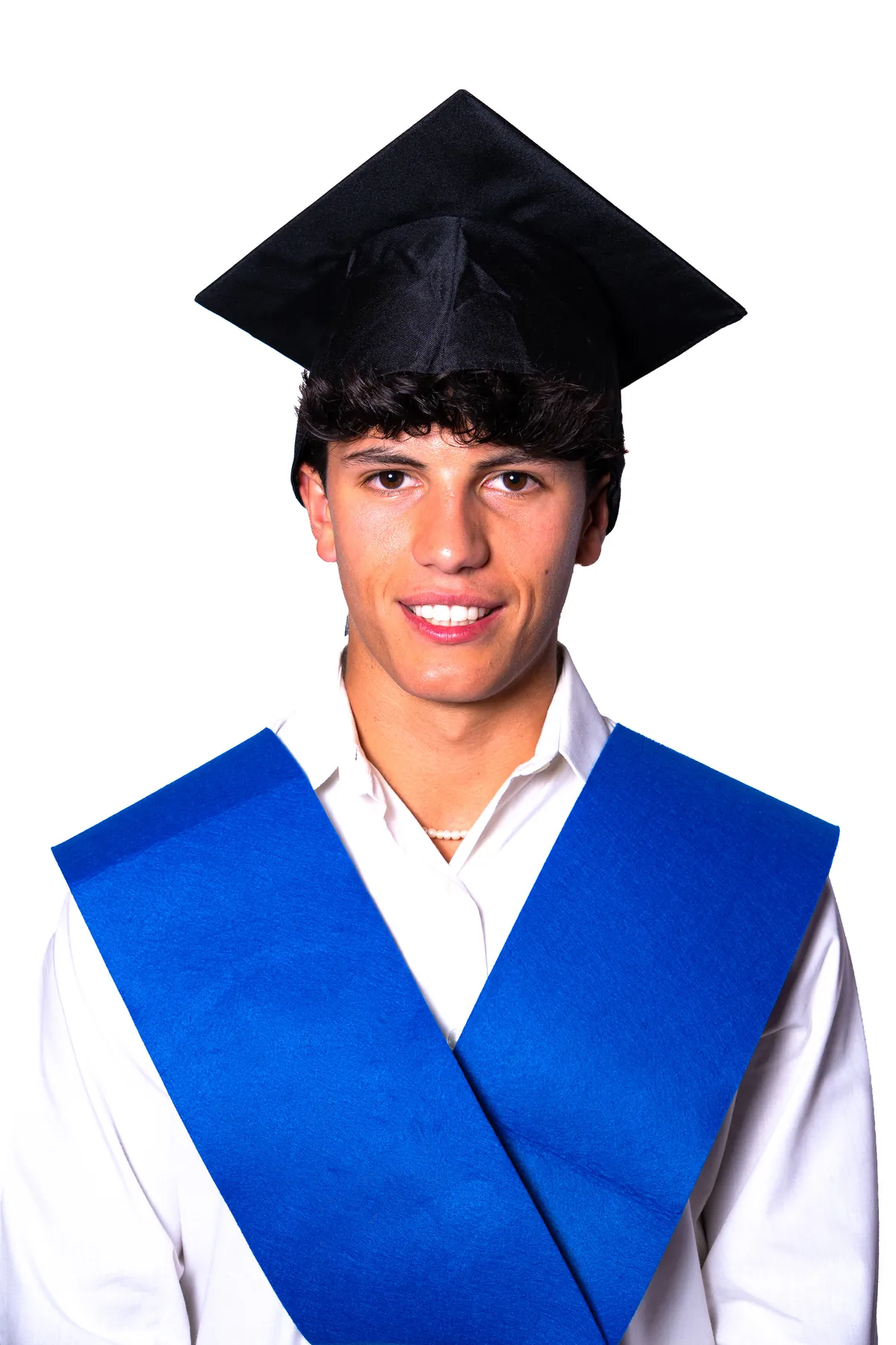 Estudiante sonriendo con birrete y beca azul