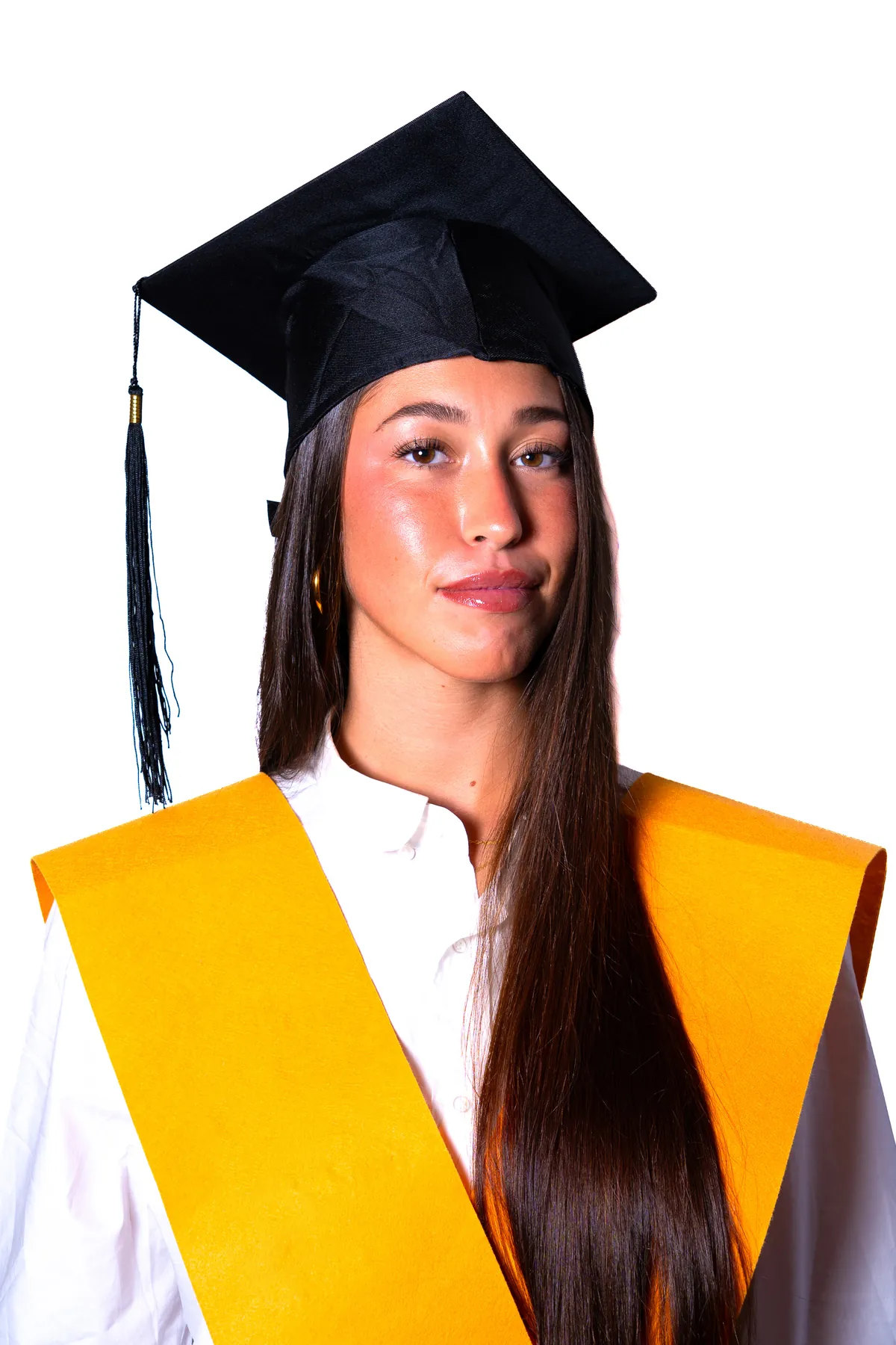 Retrato de una estudiante con birrete y beca amarilla
