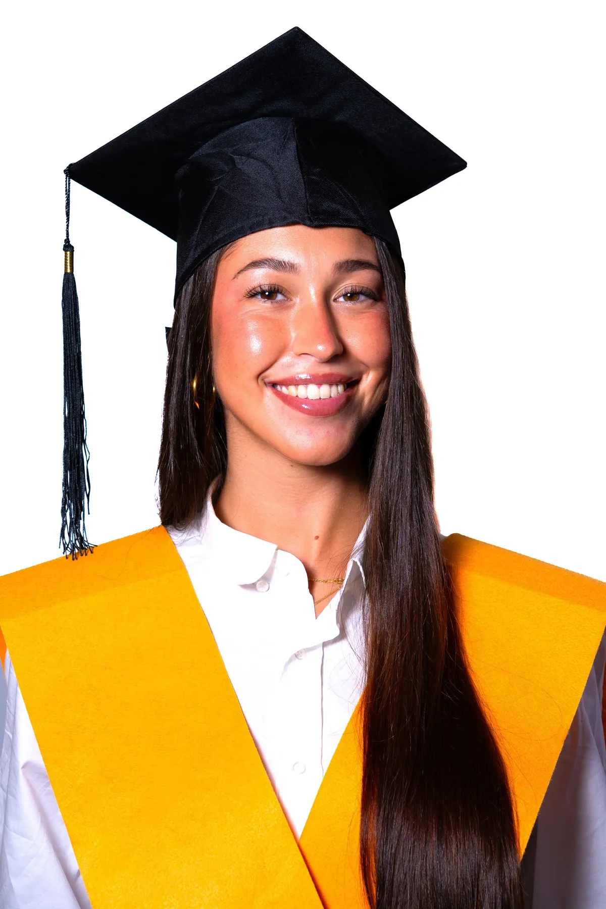 Retrato de una estudiante sonriendo con birrete y beca de graduación