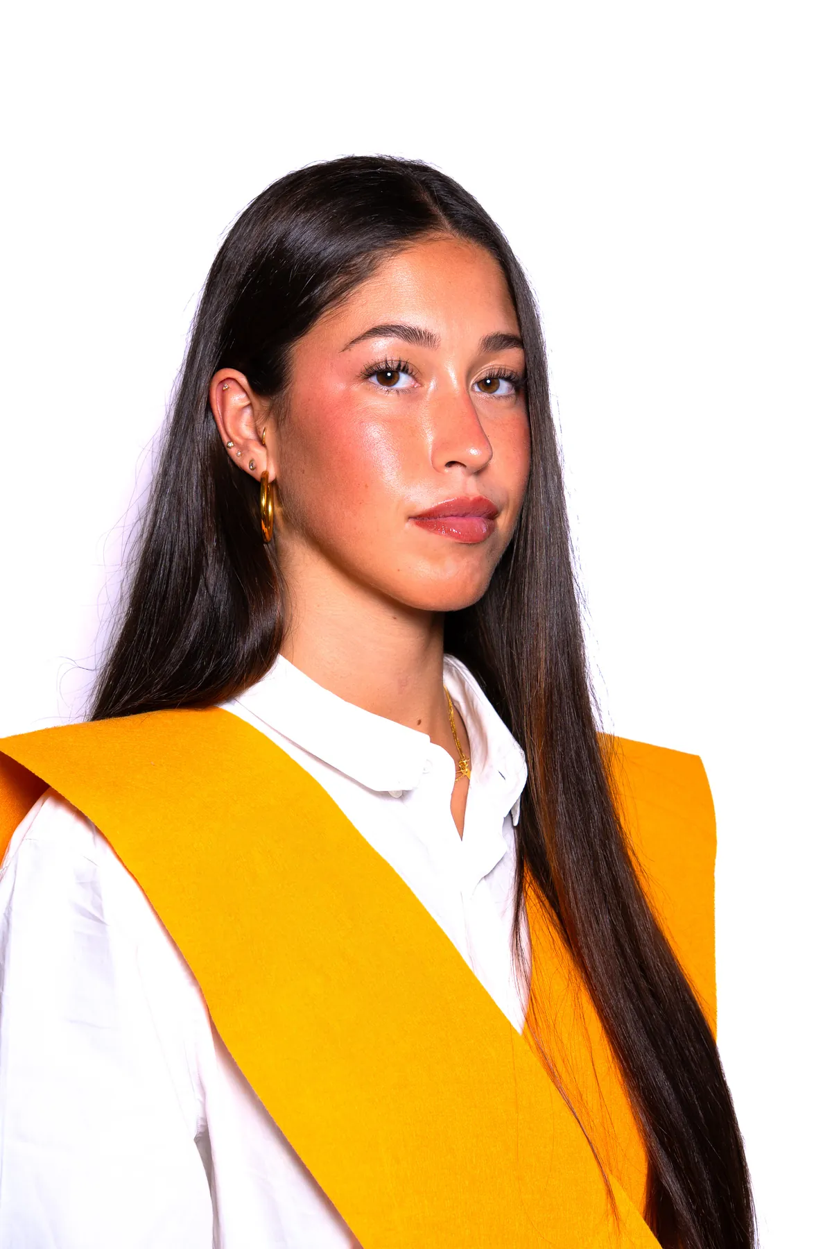 Retrato de una estudiante con beca amarilla